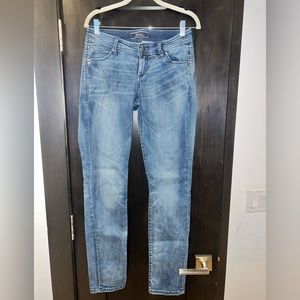 Tommy Bahama classic denim skinny jean pants. A staple for every wardrobe!